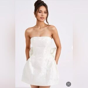Elegant White Strapless Dress